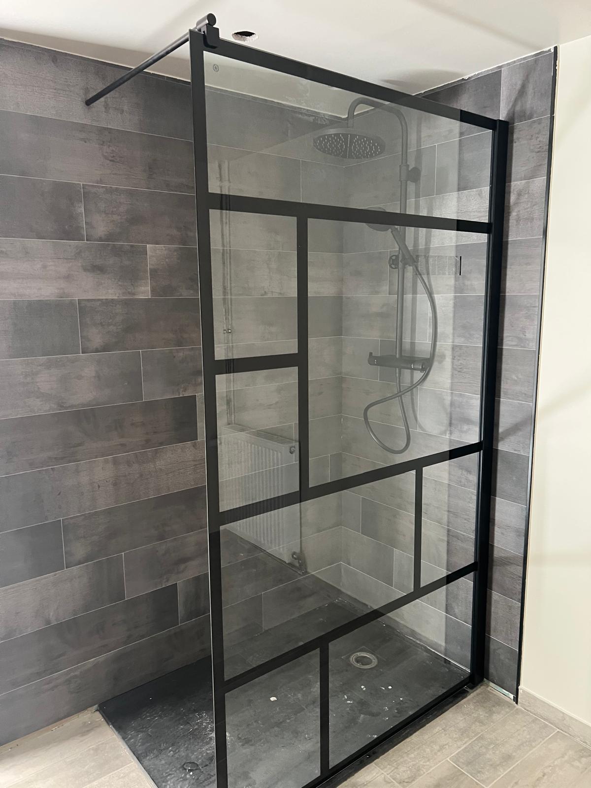 Installation douche style industriel avec paroi noire à Charleroi