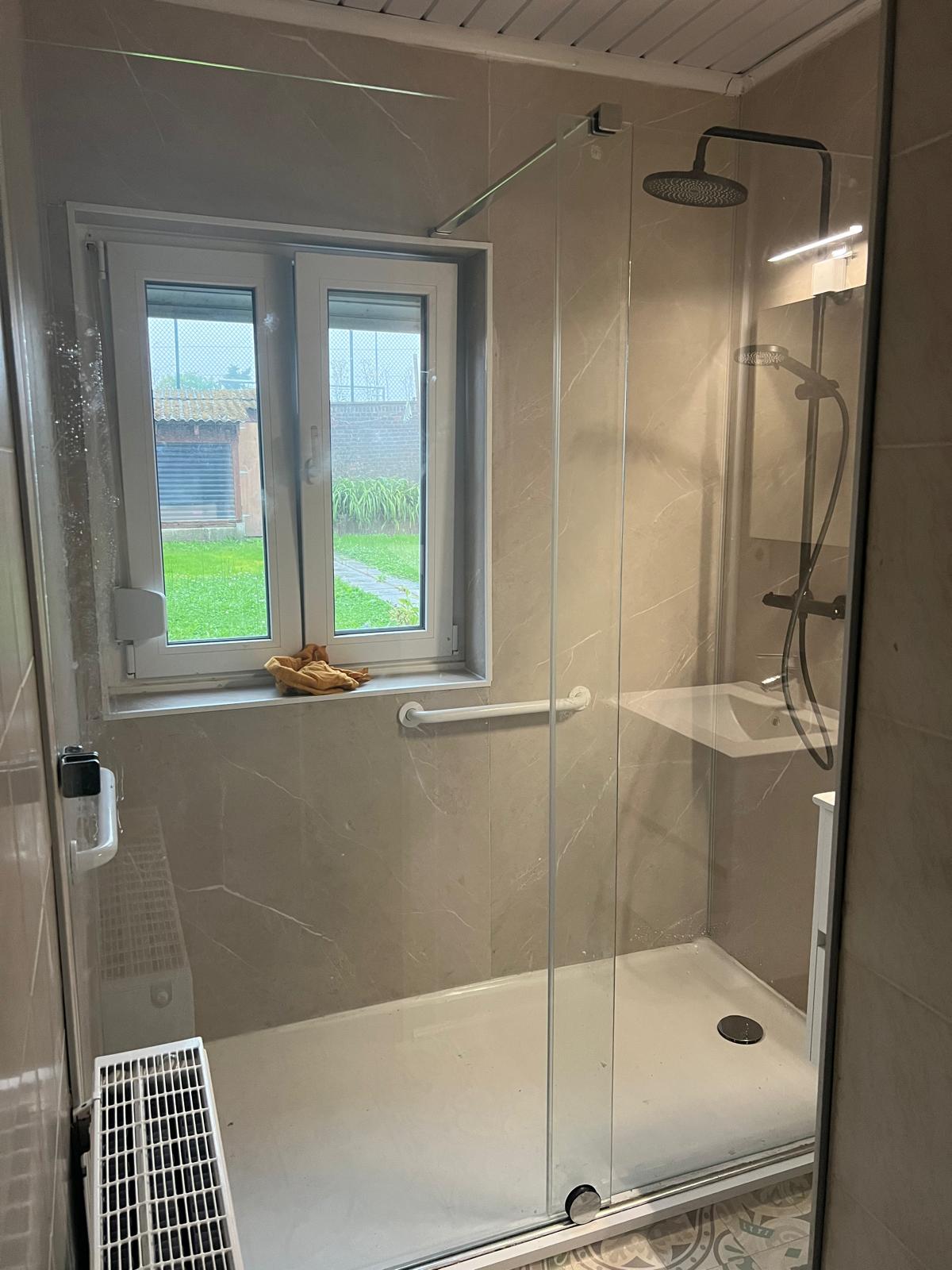 Installation douche avec paroi vitrée et carrelage marbré à Sambreville