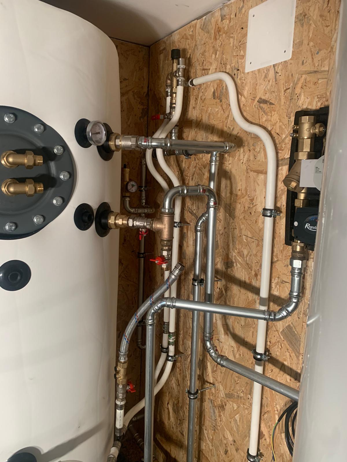 Raccordement tuyauterie et ballon d'eau chaude - JF Chauffage