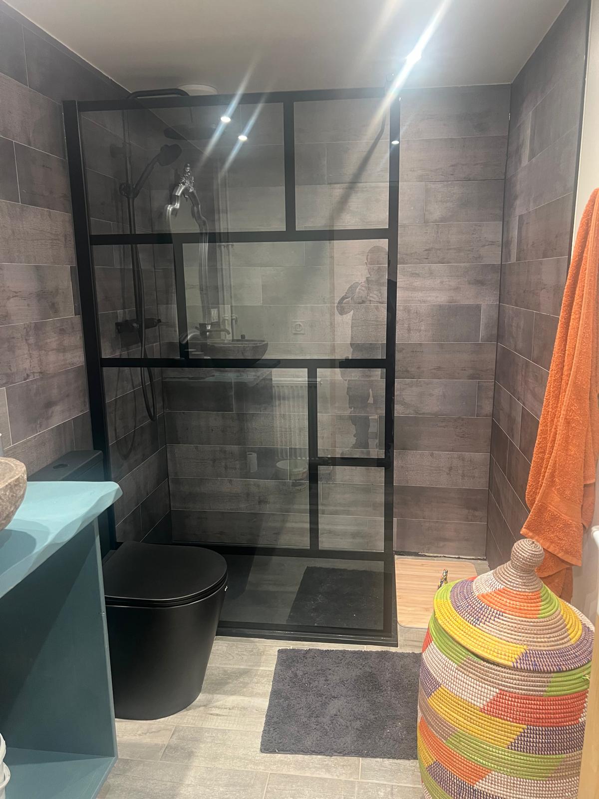 Salle de bain complète avec douche et WC - JF Chauffage